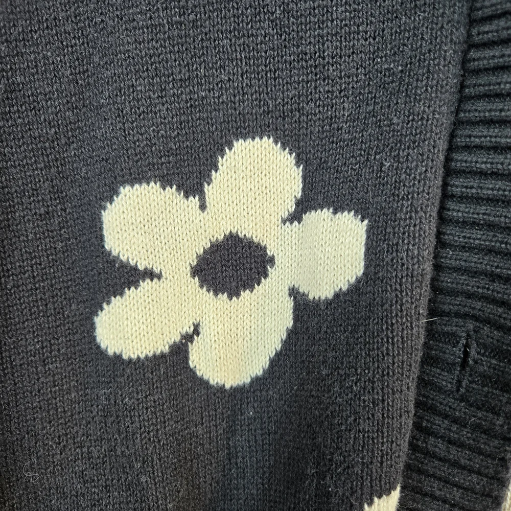 Old Navy Girls Black White Daisy Floral Button-Front Knit Cardigan Sweater Large